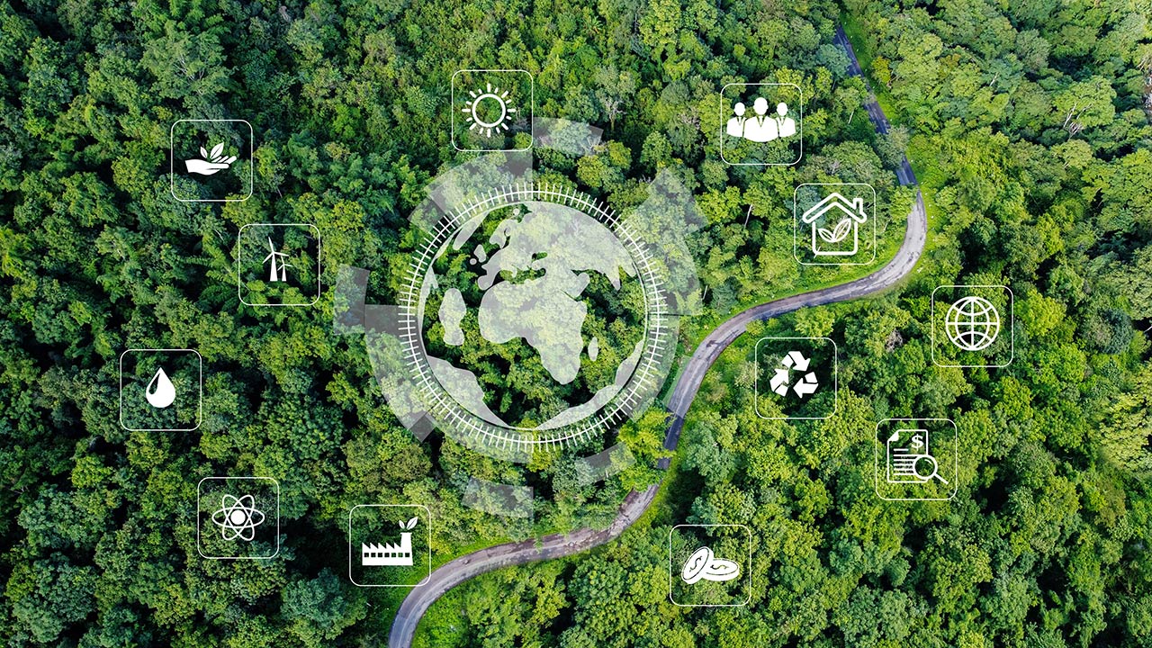Vue aérienne d’une forêt verdoyante avec – en superposition - un gros symbole de globe terrestre entouré de symboles plus petits représentant des secteurs de l’environnement