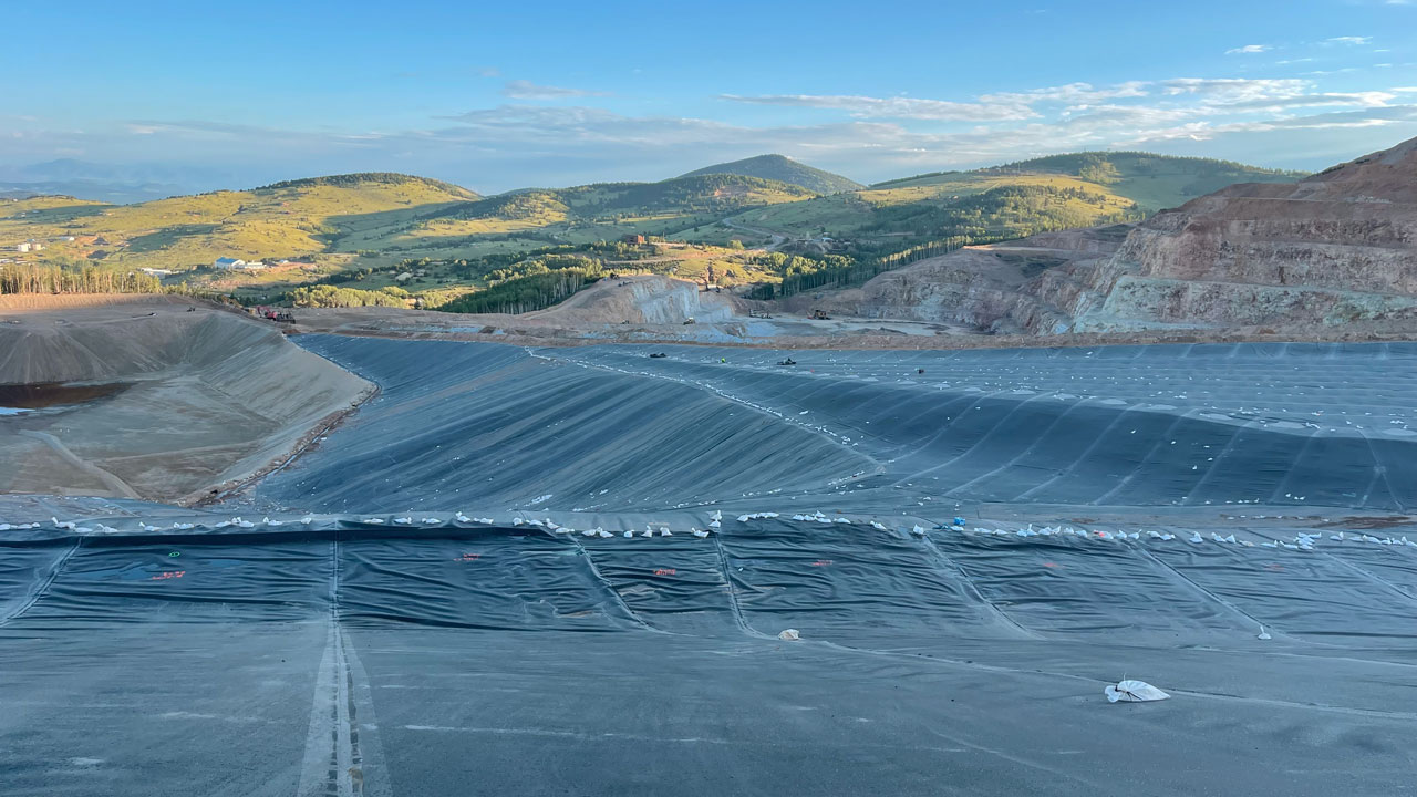 Installation d’un système de revêtement géosynthétique pour l’agrandissement d’un champ de lixiviation dans une mine d’or, y compris 70 acres de revêtement PEHD texturé