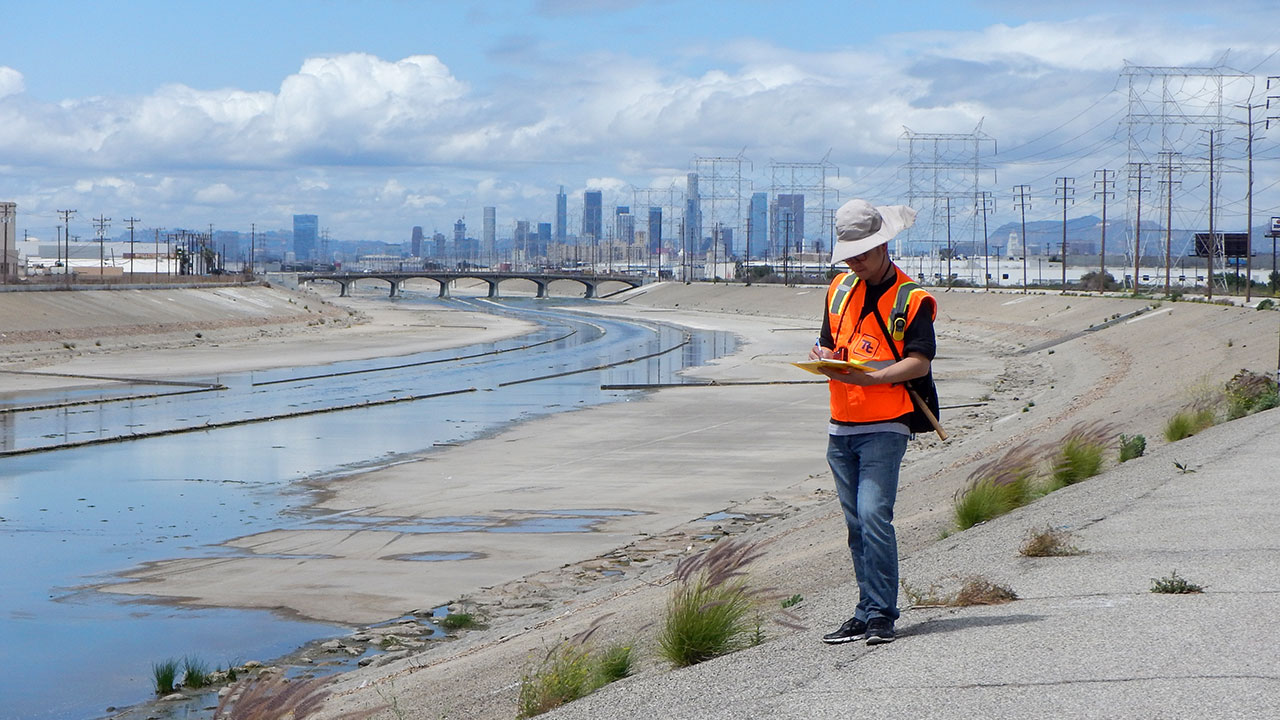 Inspection d’une digue urbaine le long du fleuve Los Angeles