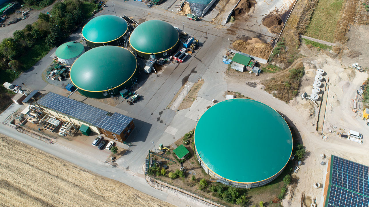 Vue aérienne de plusieurs digesteurs anaérobies assurant des services de production de biogaz