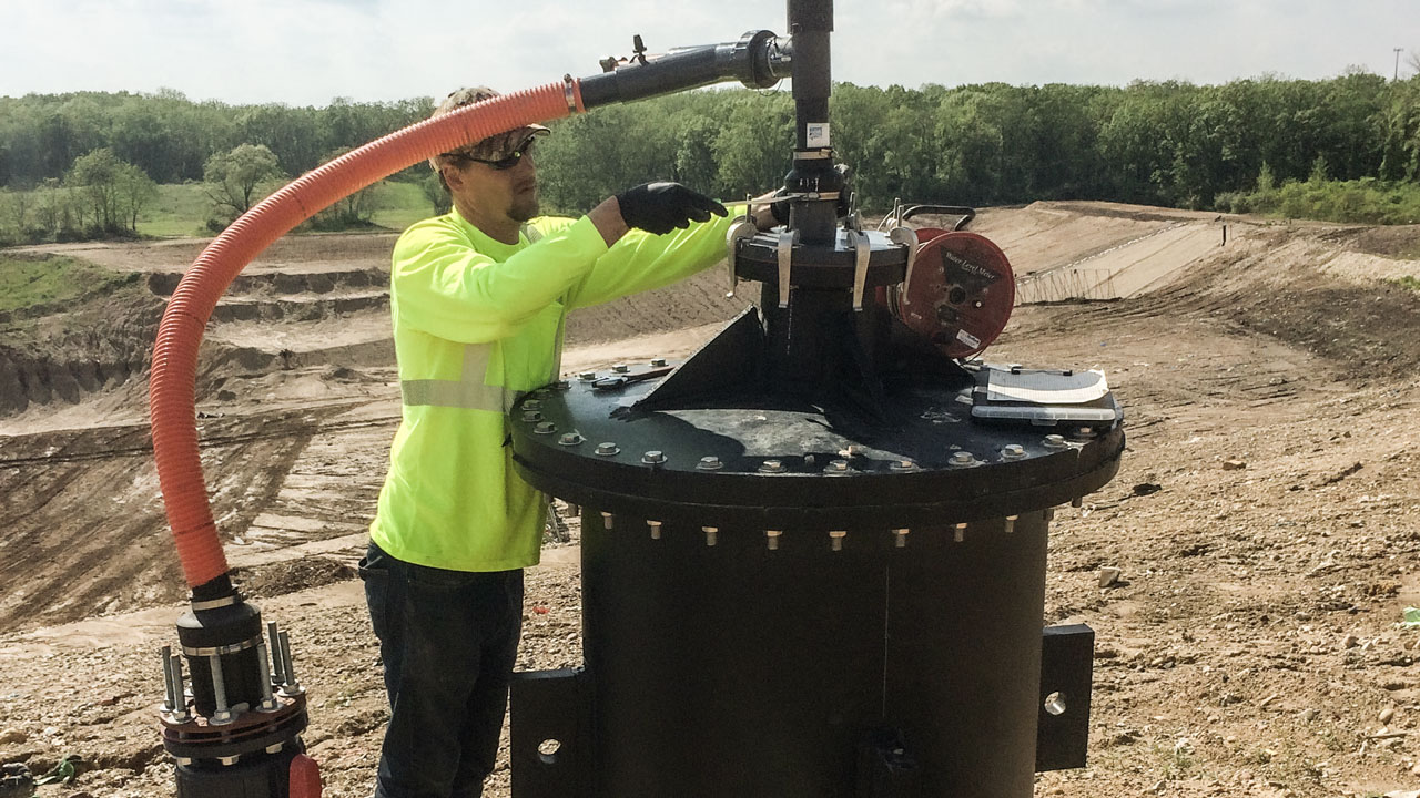 Technicien assurant la maintenance d’un puits de gaz d’enfouissement