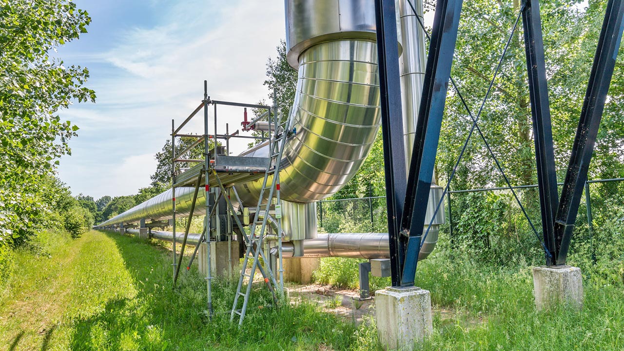 Pipeline métallique couleur argent traversant une prairie