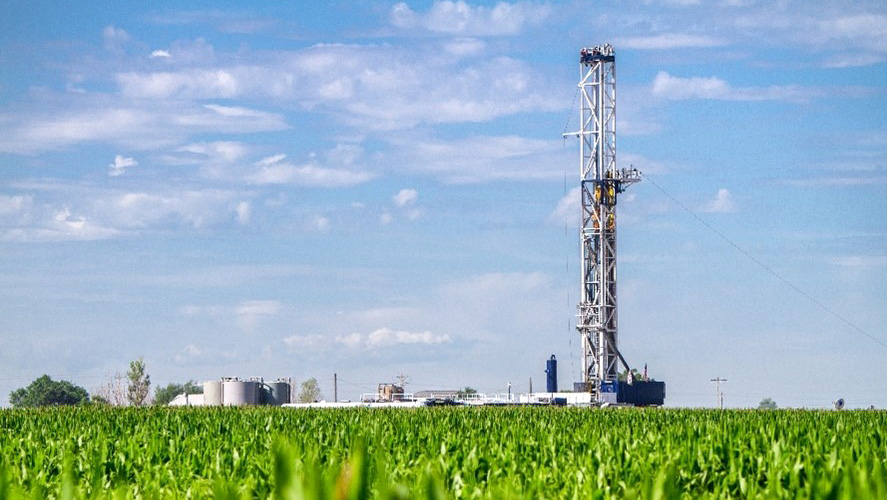 Appareil de reconditionnement et de forage de champ de pétrole dans un champ agricole