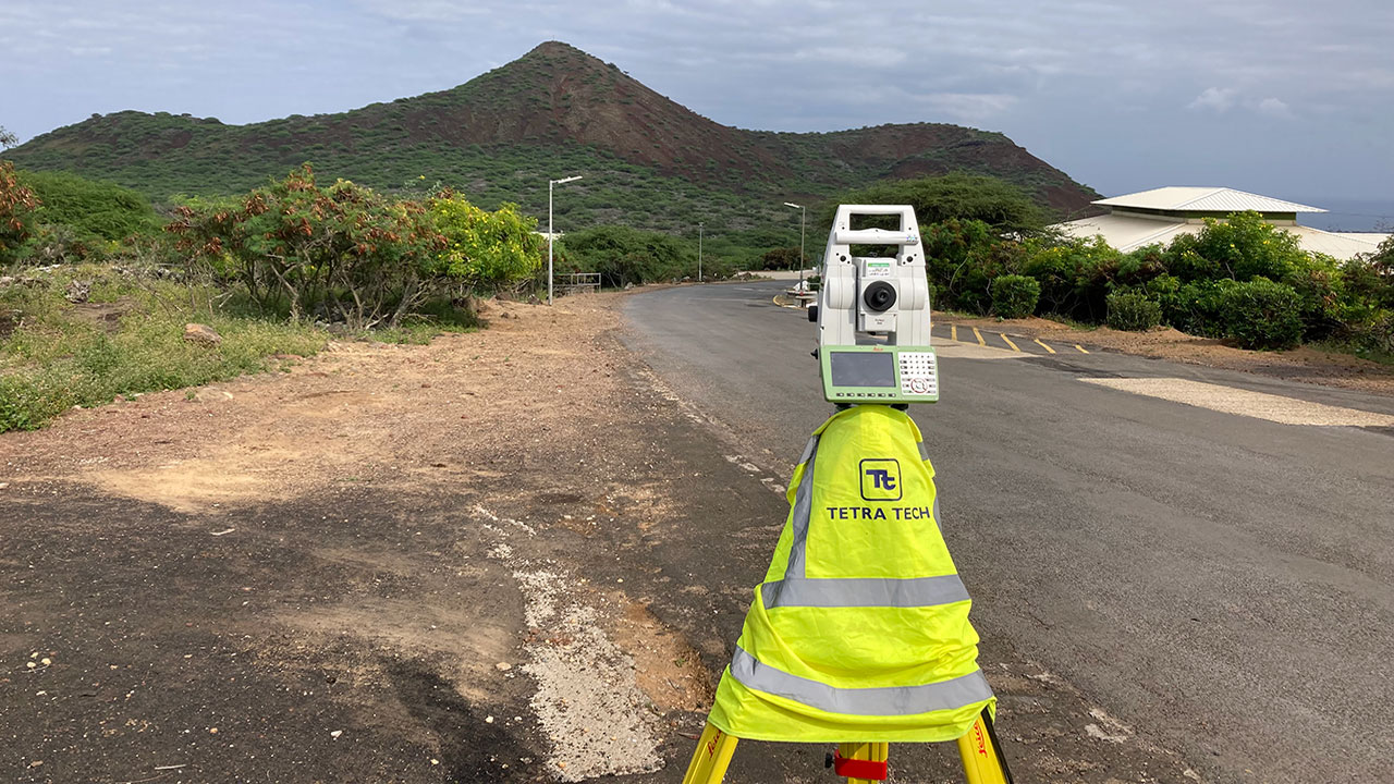 Matériel de levés topographiques à Ascension Island, où Tetra Tech a effectué une évaluation de site