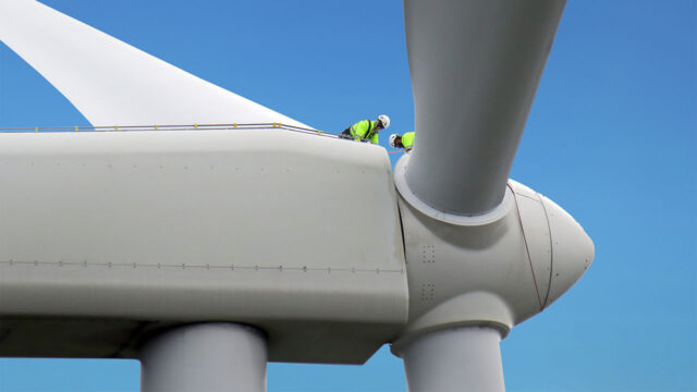 Techniciens dotés d’un EPI travaillant sur la nacelle d’une éolienne