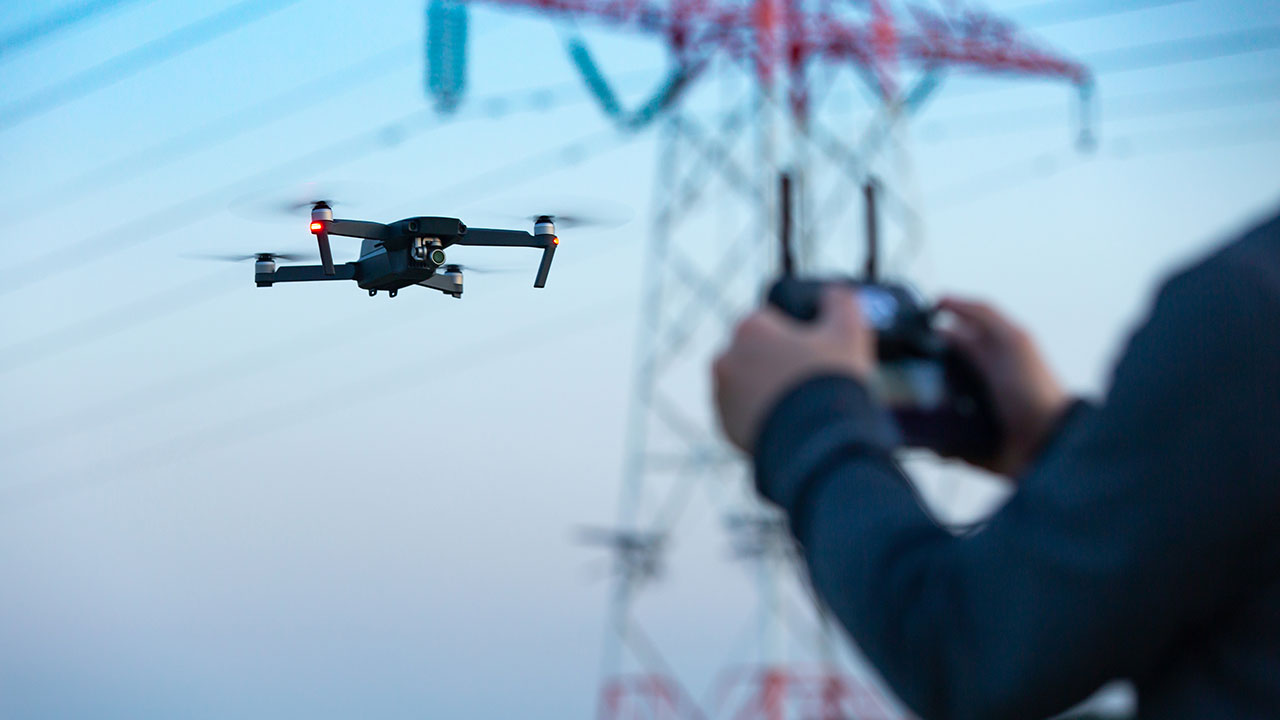 Un drone collecte à distance les données d’un pylône électrique de services publics