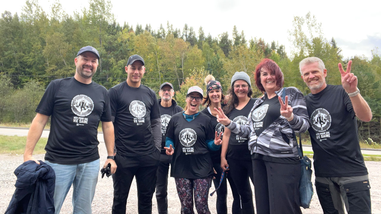 Des employés de Tetra Tech portant des t-shirts « Défi pour une vie saine » posent pour une photo lors d’une randonnée au Québec