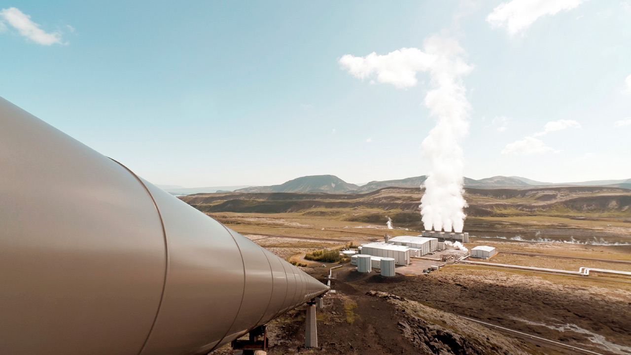 Centrale géothermique sur un terrain dégagé