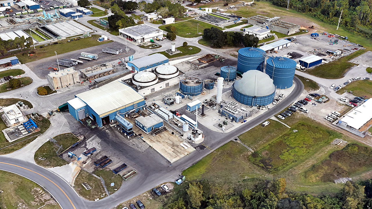 Vue aérienne de l’usine de traitement des eaux usées industrielles de Harvest Power à Orlando, en Floride