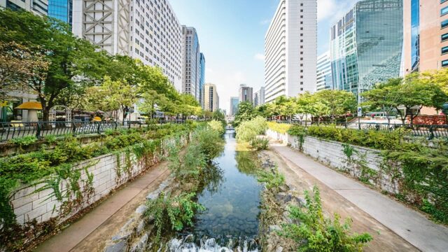 Vue de la rivière Cheonggyecheon dans le centre de Séoul, Corée