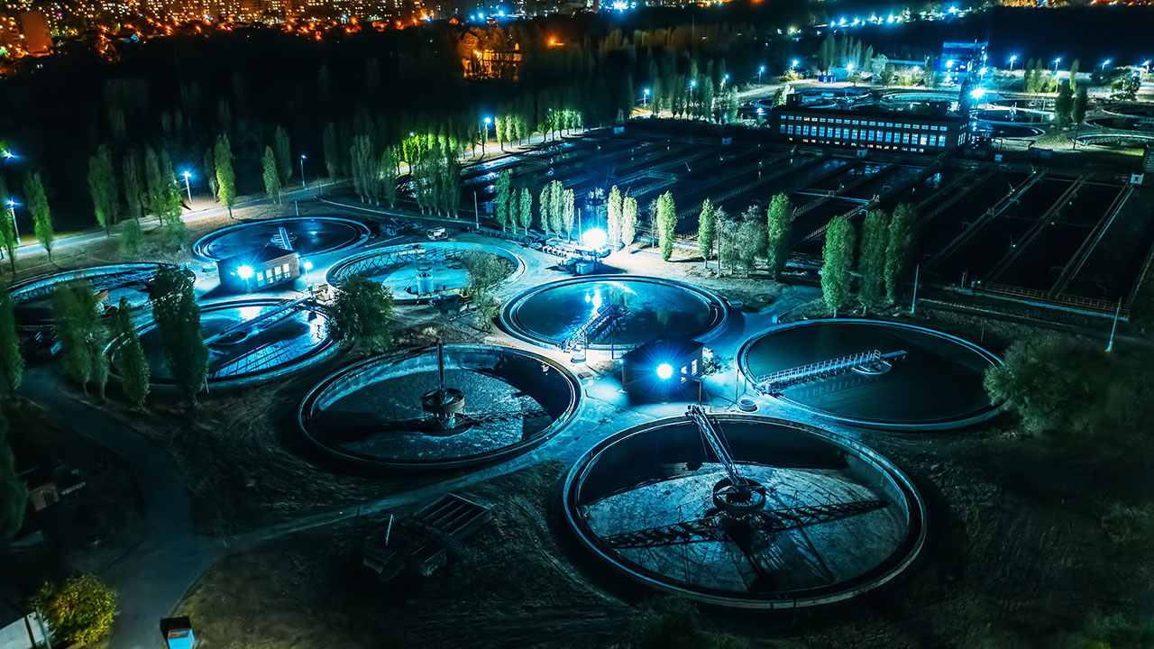Vue aérienne de nuit d’une station d’épuration et de filtration des eaux sales ou usées