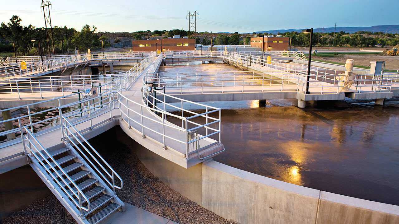 Vue crépusculaire de la nouvelle station d’épuration régionale de Clifton Sanitation District, Colorado