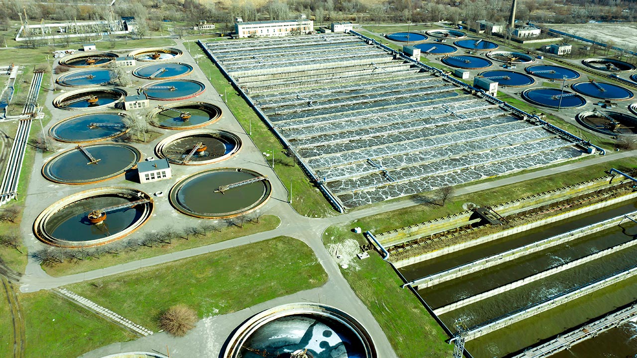 Vue aérienne d’une station d’épuration et de filtration des eaux sales ou usées