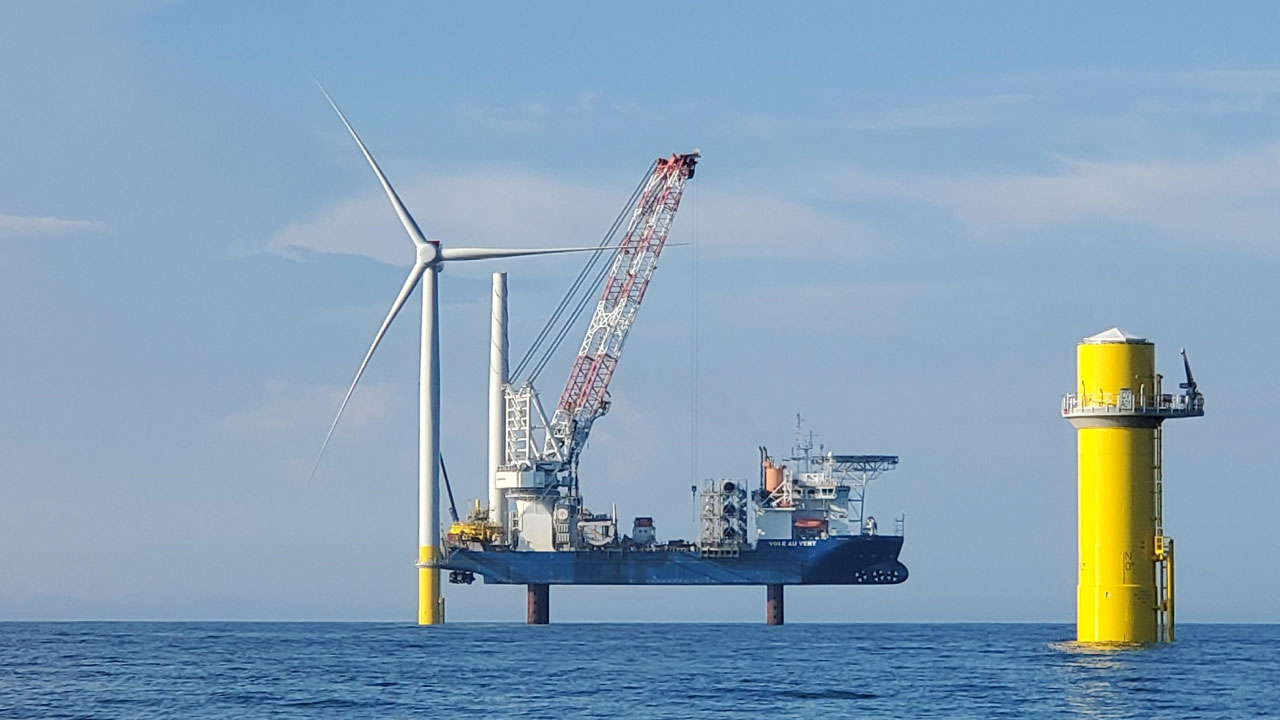 Éolienne photographiée en plein océan