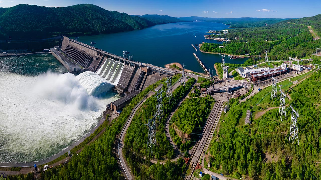 Déversement d’eau depuis un déversoir à une installation hydroélectrique