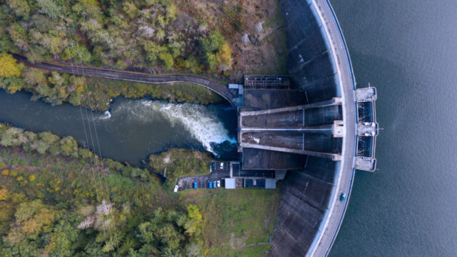 Vue plongeante d’un barrage hydroélectrique et des installations connexes