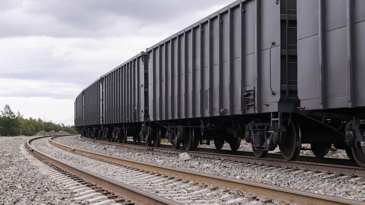 Wagons de train et voies ferrées se prolongeant à l’horizon