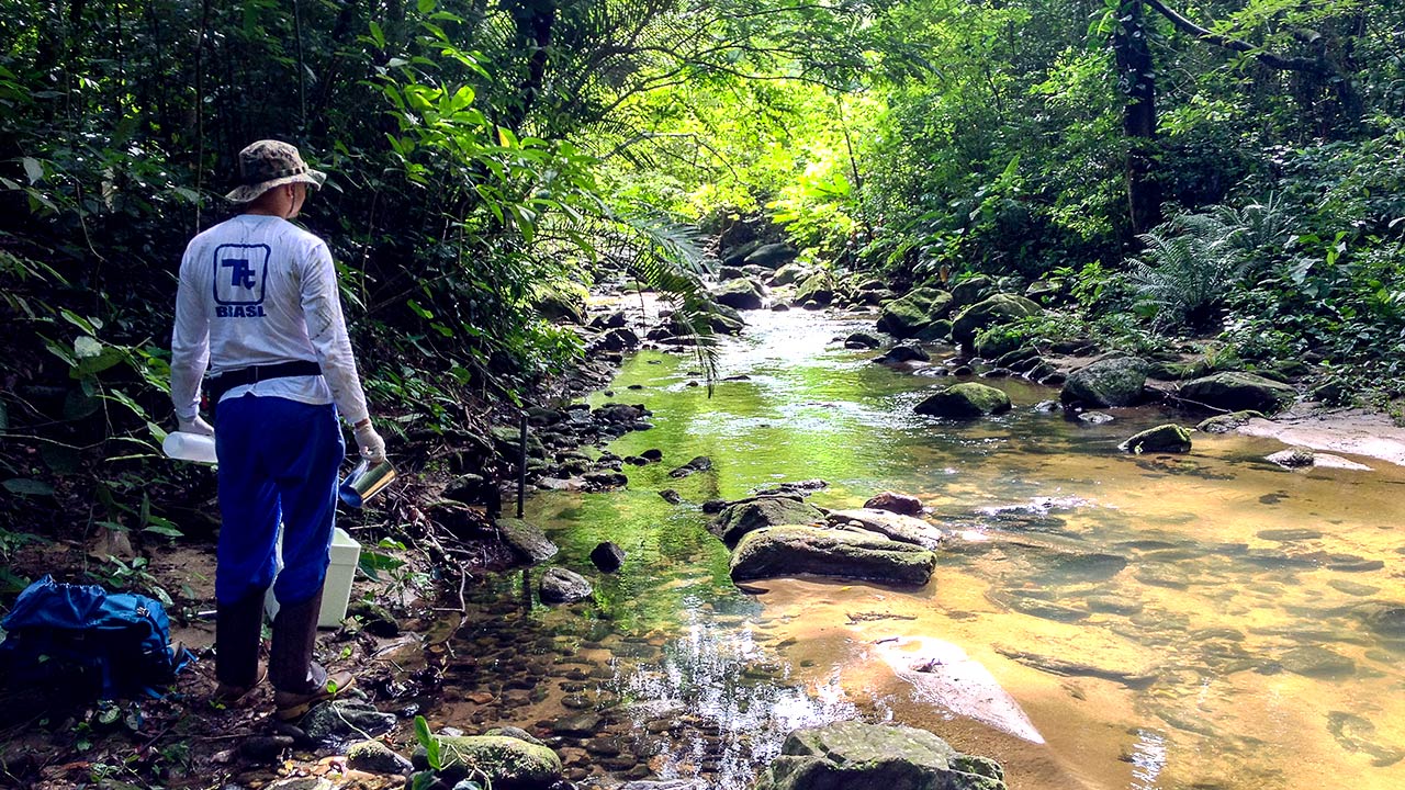 Une équipe de Tetra Tech prélève des échantillons d’eau dans la rivière Guaecá, qui est située sur la côte sud-est du Brésil