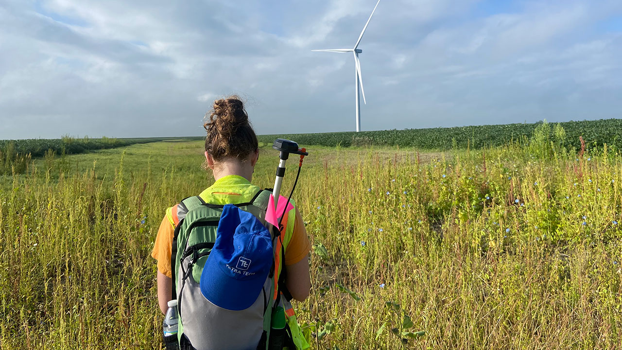 Une technicienne de Tetra Tech procède à un relevé dans un parc éolien