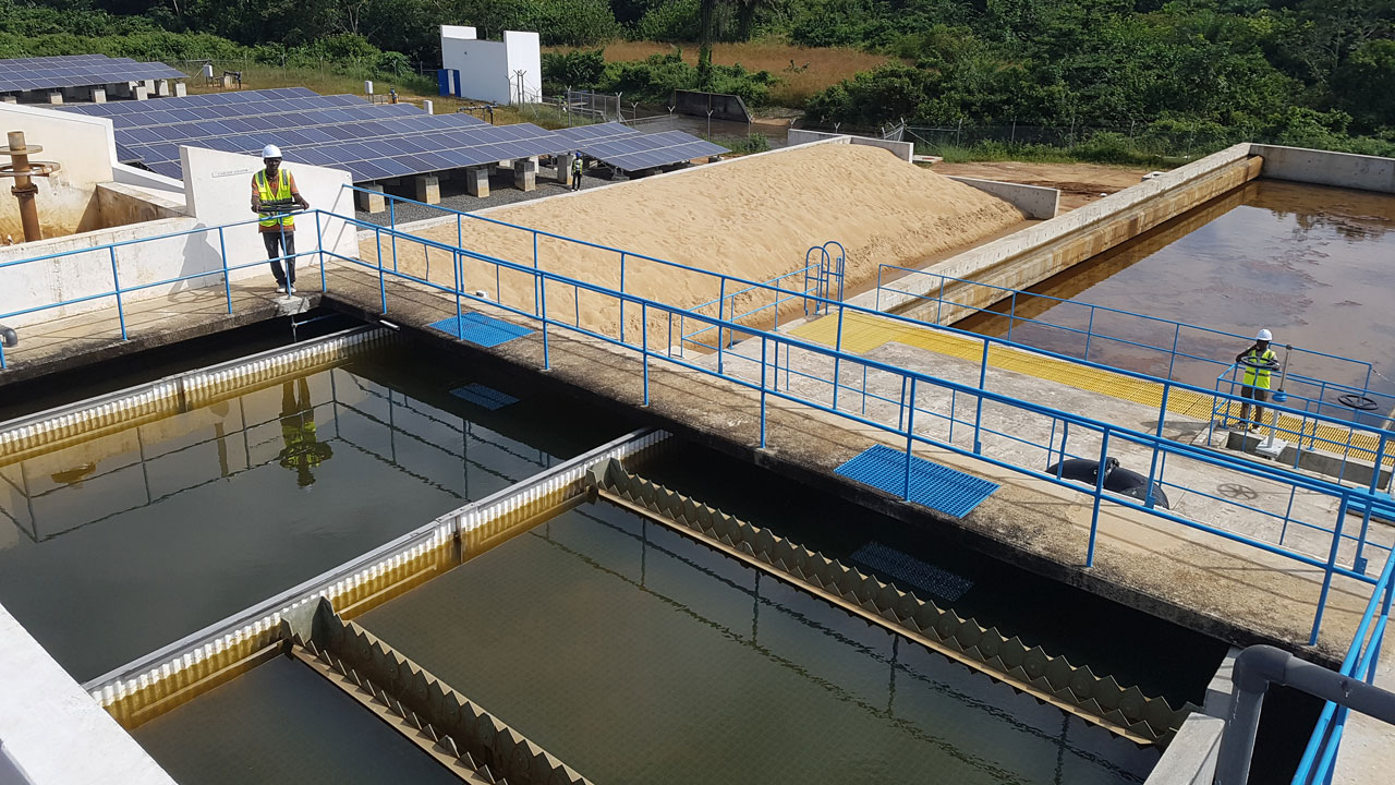Vue aérienne d’une usine de traitement de l’eau au Libéria