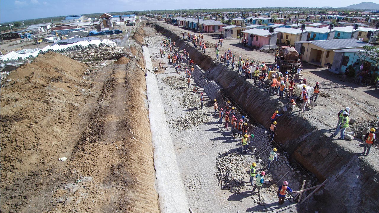 Un groupe d’ingénieurs évalue le concept d’un canal de drainage à Haïti