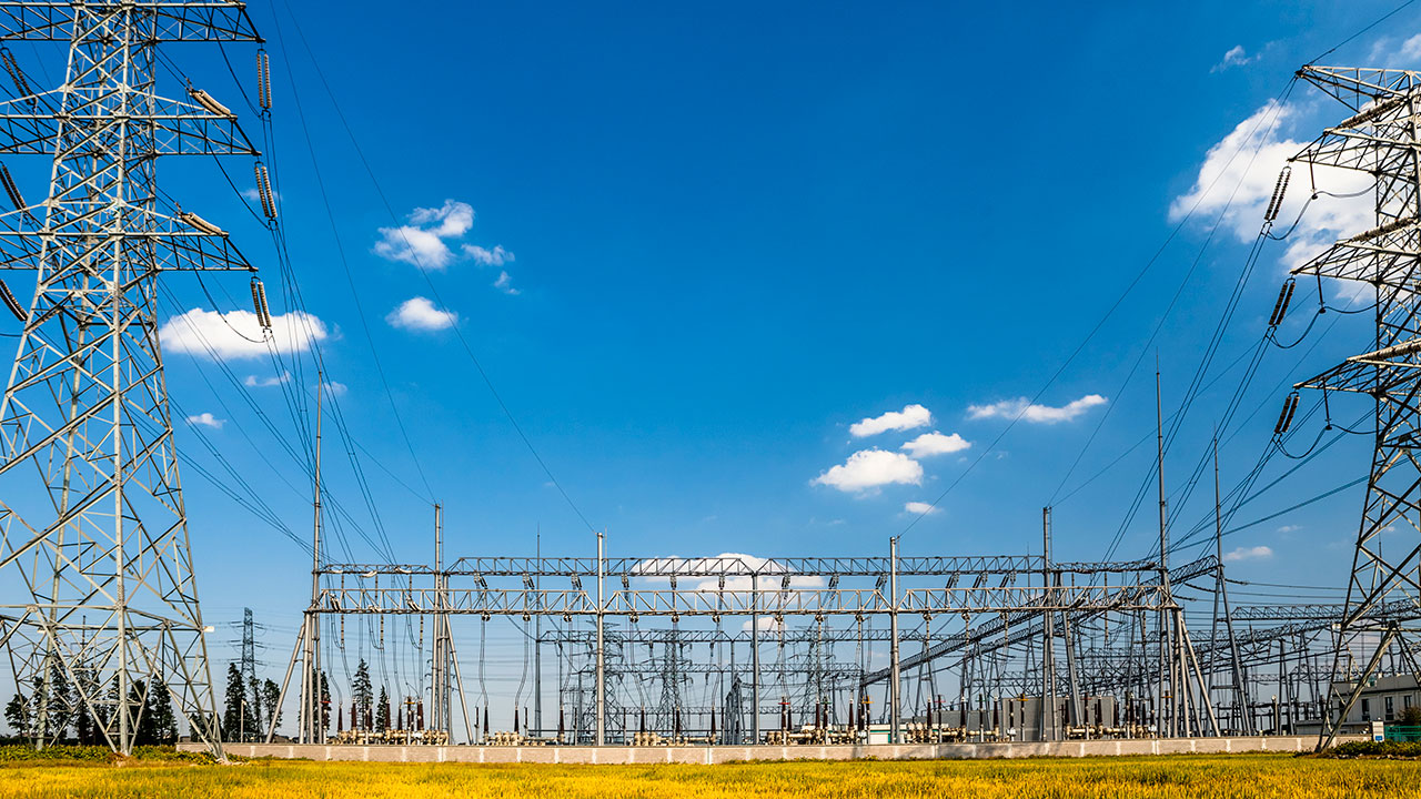 Une infrastructure de sous-station de lignes de transmission représente les services d’ingénierie en énergie de Tetra Tech