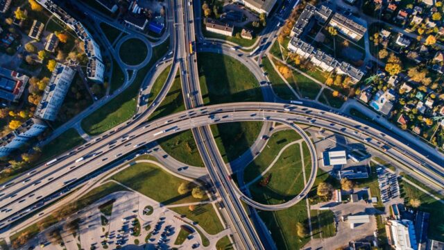 Photo aérienne d’une route et d’un échangeur routier