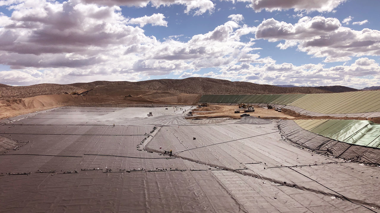 Veiller à ce que l’installation du revêtement, le contrôle des lixiviats, les travaux de terrassement et le contrôle des eaux de ruissellement soient conformes aux plans de construction