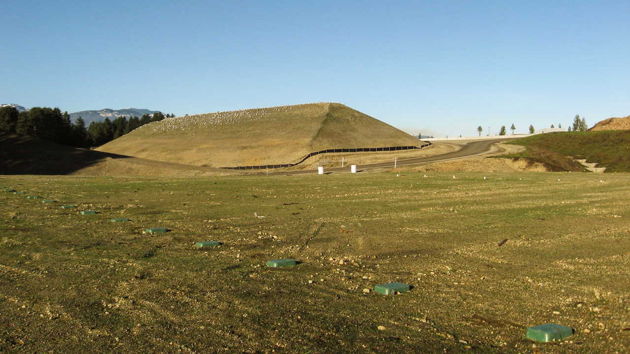 Couverture de site d’enfouissement pour le confinement des déchets avec un ciel bleu en arrière-plan
