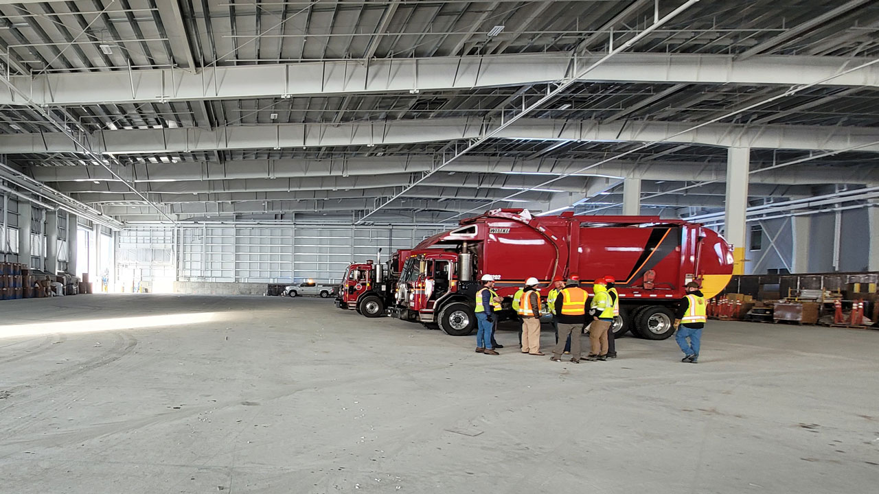 Inspecteurs de la construction en train de certifier qu’une installation de transfert a été achevée conformément aux plans de construction