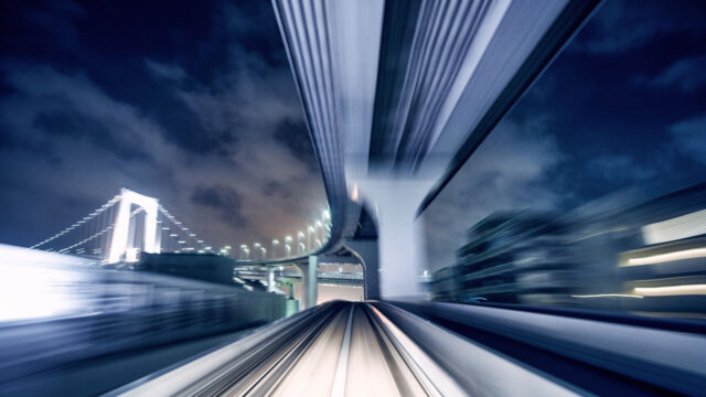 Lumière nocturne en mouvement, avec structures et effets de tunnel