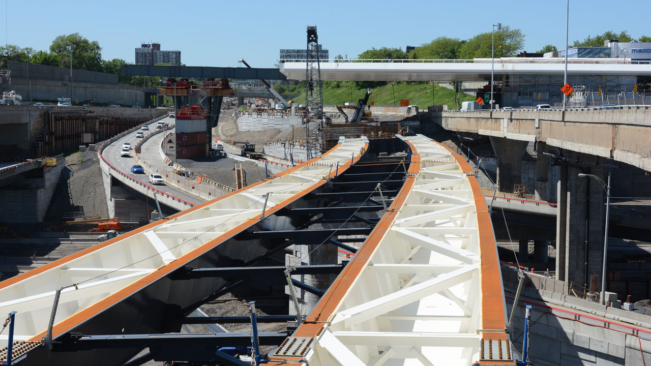 Construction de ponts et d’échangeurs routiers complexes par différents entrepreneurs, maintien de la circulation routière sur les anciennes structures