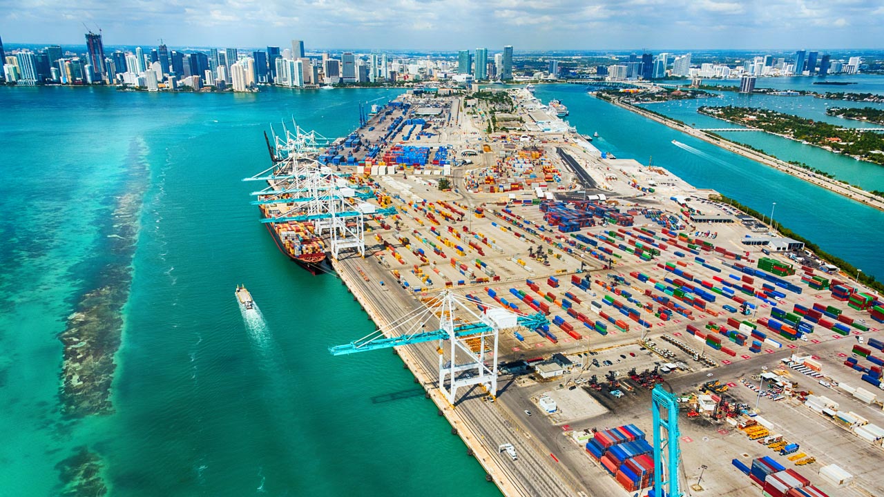 Vue aérienne grand angle du port de Miami et de la baie de Biscayne, avec la silhouette de la ville de Miami en arrière-plan