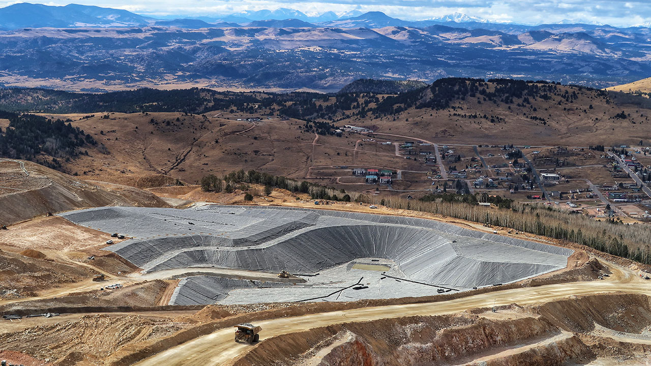 Site d’exploitation minière de Newmont, installation d’une membrane