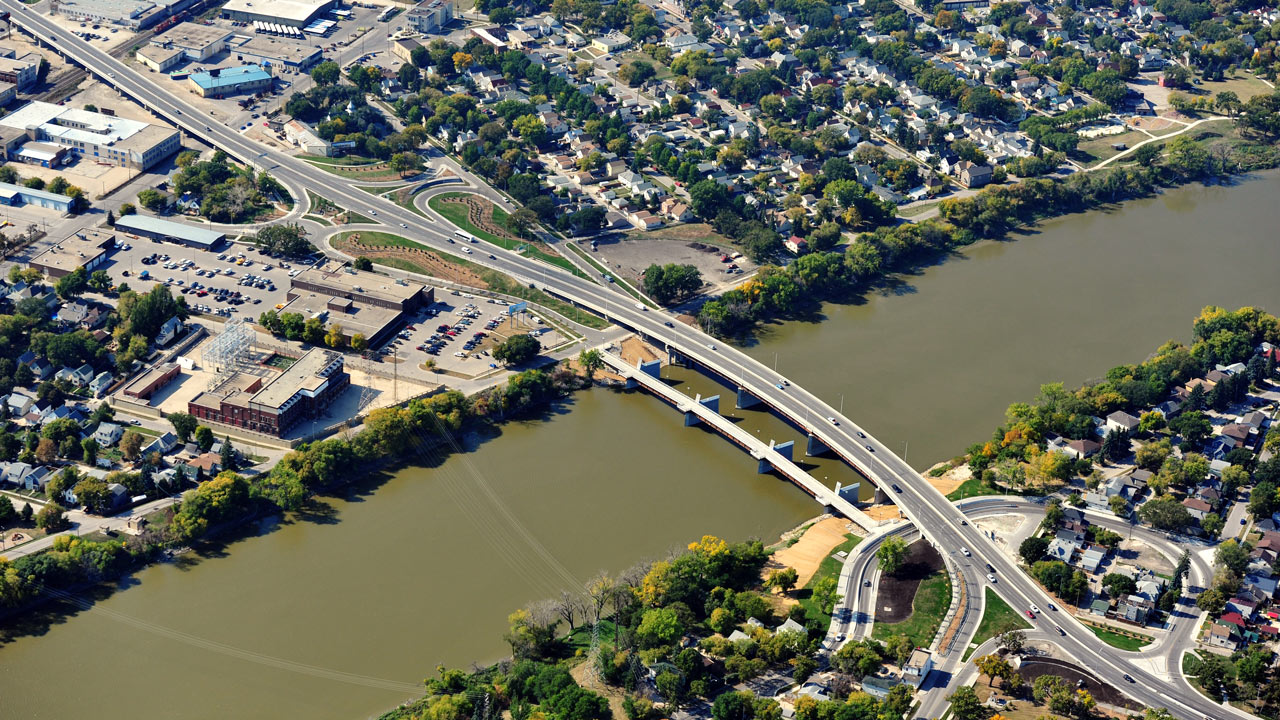 Vue aérienne des ponts Disraeli à Winnipeg, Canada, où Tetra Tech a participé au remplacement de deux structures importantes