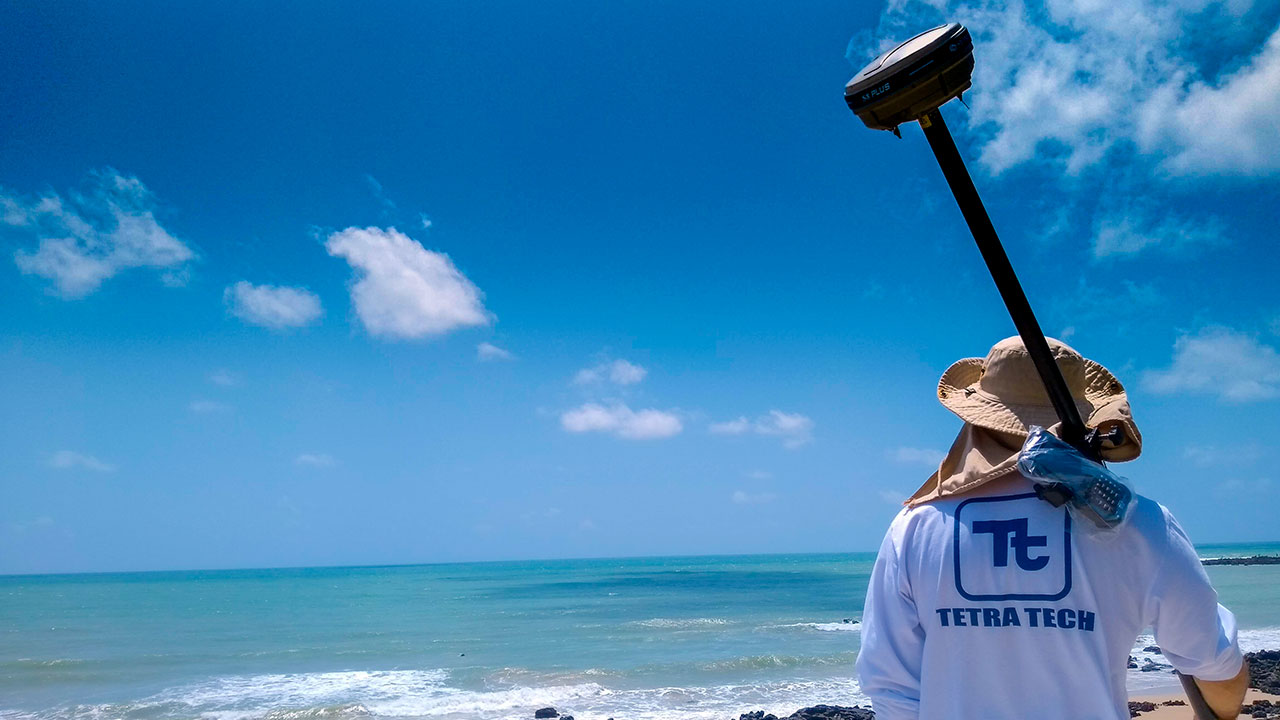 Employé de Tetra Tech sur la plage Ponta Negra avec son matériel