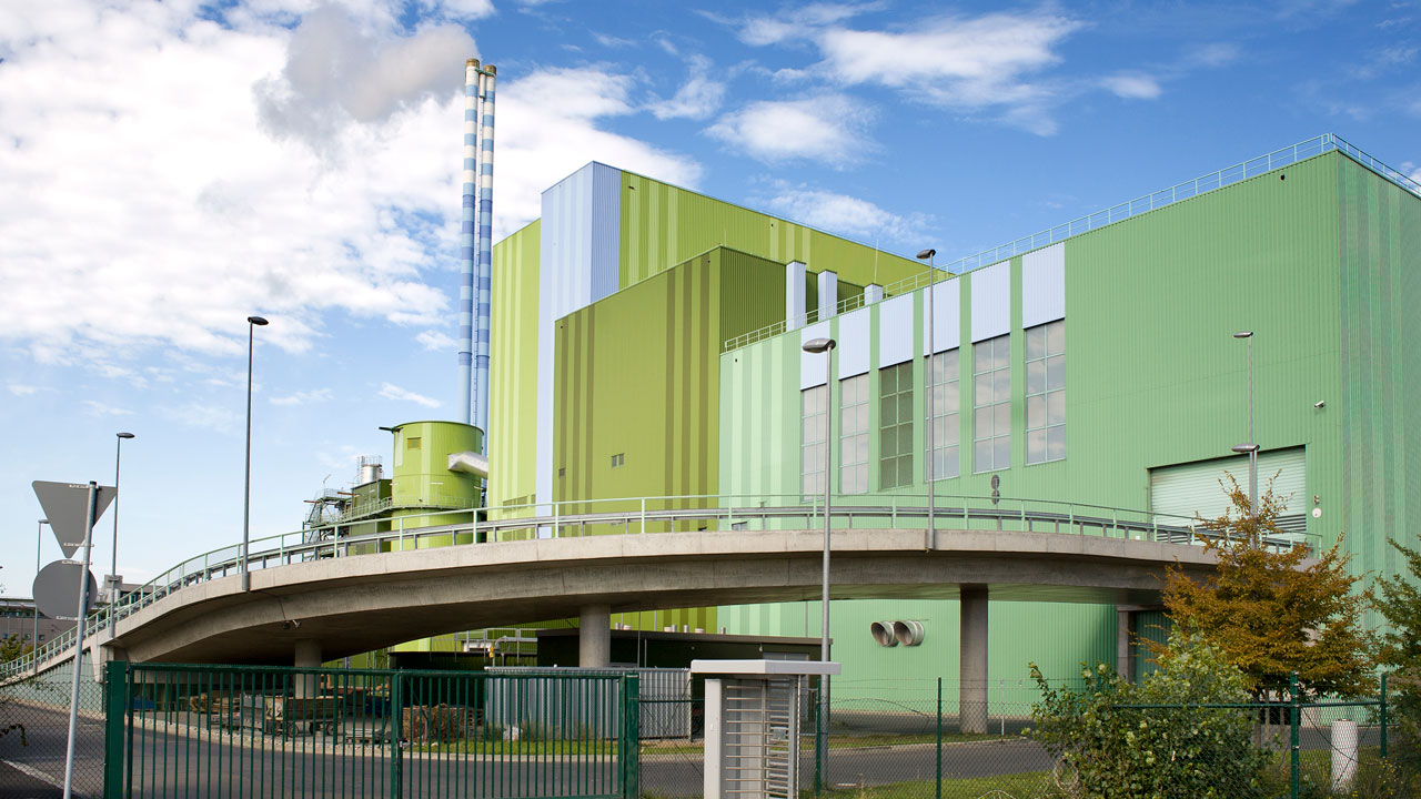Vue en angle d’une usine d’incinération des déchets avec un ciel bleu en arrière-plan