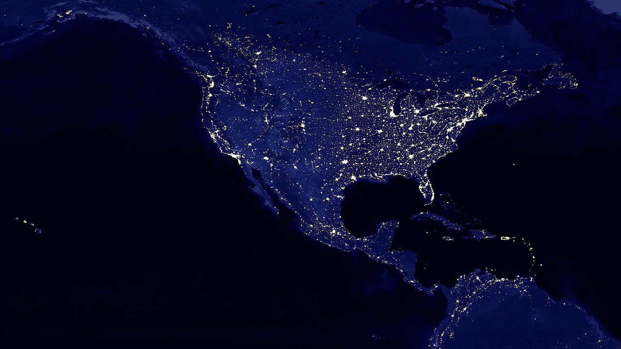 Fiabilité du réseau représentée par une image bleue prise à partir de l’espace nord-américain de nuit avec des lumières quadrillant le continent